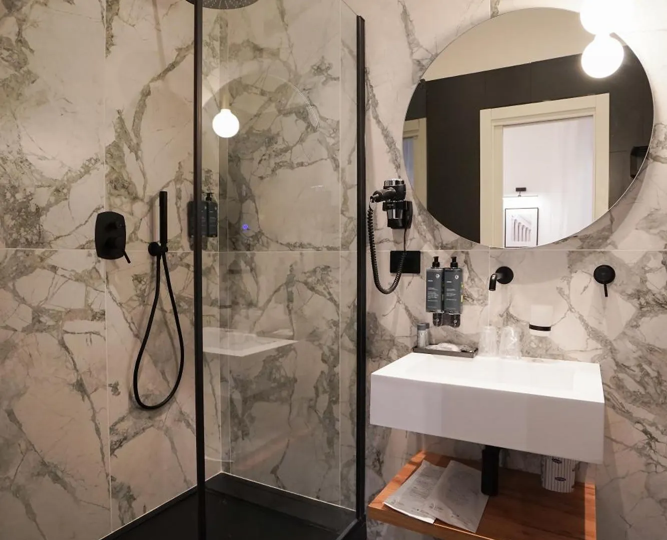 No Man'S Land Guesthouse Rome Italy